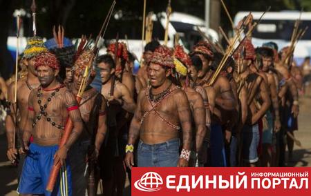 В Бразилии индейцы обстреляли из лука полицейских