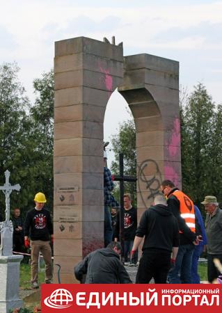 В Польше националисты разобрали памятник УПА