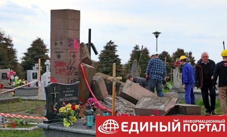 В Польше националисты разобрали памятник УПА
