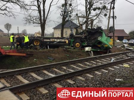 В Польше пассажирский поезд столкнулся с тягачом