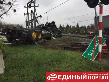 В Польше пассажирский поезд столкнулся с тягачом