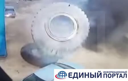 В России колесо БелАЗа раздавило машину