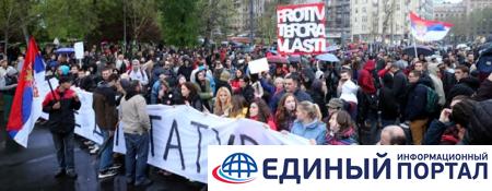 В Сербии тысячи протестуют против победы Вучича