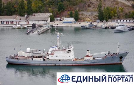 Военный корабль РФ столкнулся с торговым судном