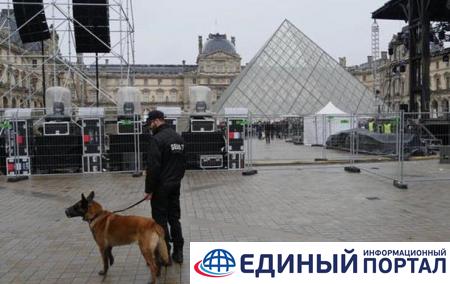 На площади перед Лувром эвакуировали людей