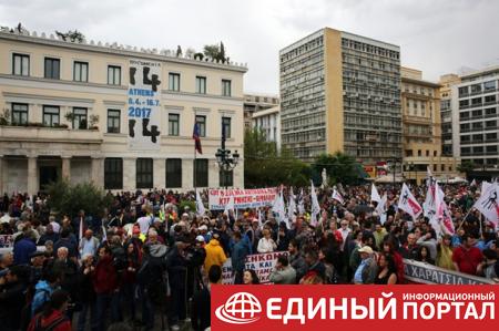 В Афинах против бастующих применили газ