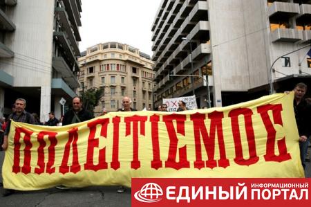 В Афинах против бастующих применили газ