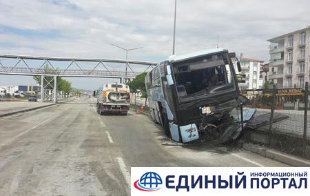 В Турции разбился автобус с политиками: 32 раненых