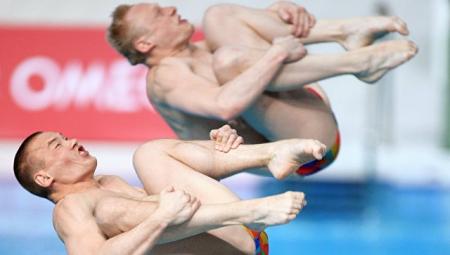 Кузнецов и Захаров стали чемпионами Европы в прыжках в воду