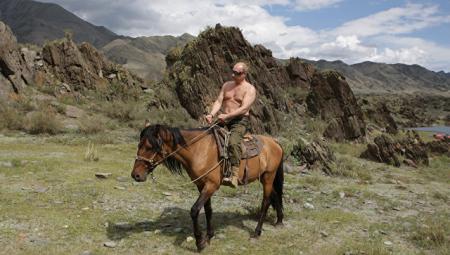 Путин рассказал, как "летел через голову" во время катания на лошади