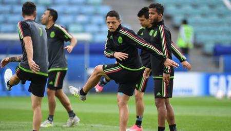 Сборная Мексики тренируется в полном составе перед игрой с новозеландцами