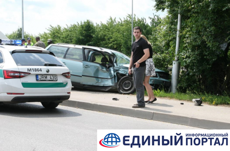 В Литве Hummer НАТО врезался в авто со студентками