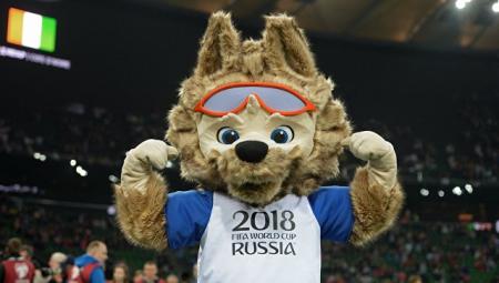 В Москве установили четыре фигуры волка Забиваки