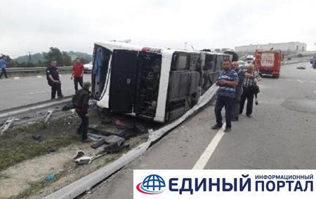 В Турции перевернулся автобус с военными, 47 пострадавших