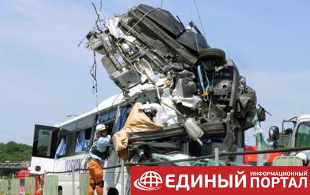 В Японии "летающий" автомобиль врезался в автобус: 45 раненых
