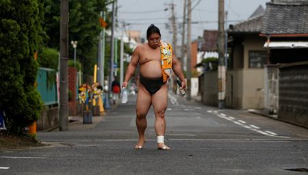 Двадцать тысяч калорий в день: как живут профессиональные сумоисты