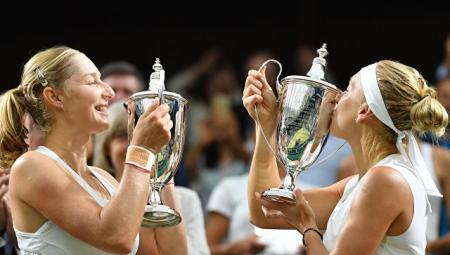 Медведев поздравил теннисисток Веснину и Макарову с победой на Уимблдоне