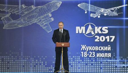 Путин на МАКС осмотрел макет салона самолета Sukhoi SportJet