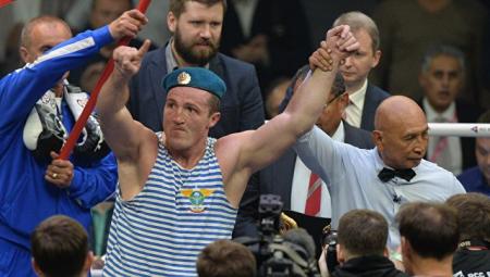 Путин поздравил боксера Лебедева с защитой титула чемпиона мира WBA