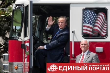 Трамп изобразил пожарного на выставке товаров США