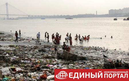 В Индии запретили выбрасывать мусор в реку Ганг