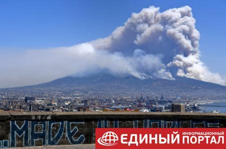 В Италии горят склоны вулкана Везувий: началась эвакуация
