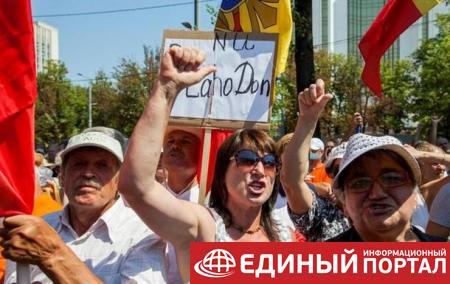 В Молдове тысячи митингуют за отставку президента