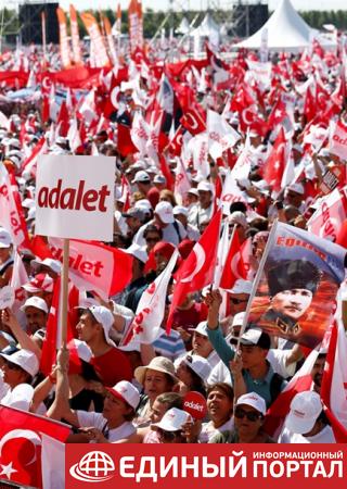 В Стамбуле против Эрдогана протестовали десятки тысяч