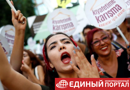 В Стамбуле женщины вышли на марш против ограничений в ношении одежды