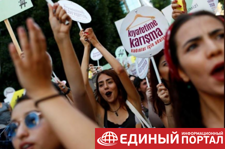 В Стамбуле женщины вышли на марш против ограничений в ношении одежды