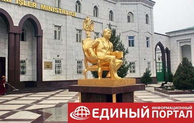 В Ашхабаде убрали позолоченный памятник Туркменбаши