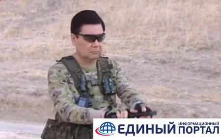 Президент Туркмении проверил армию в стиле Рэмбо