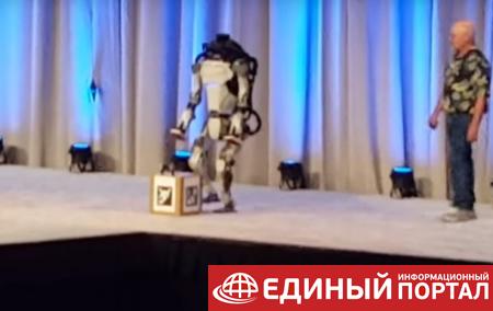 Робот Atlas упал со сцены во время демонстрации