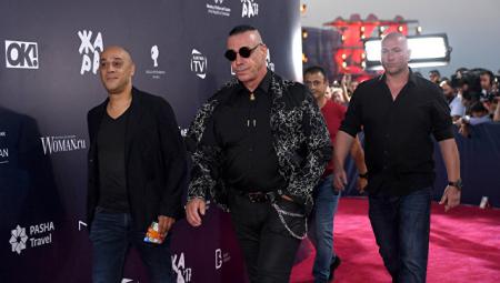 Солист группы Rammstein попросил поклонников спасти его от российских звезд