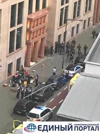 В Брюсселе мужчина с ножом напал на полицейских