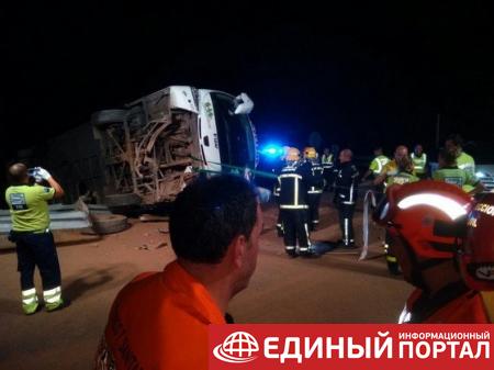 В Испании перевернулся автобус: 26 пострадавших