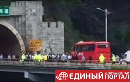 В Китае автобус влетел в стену: 36 погибших