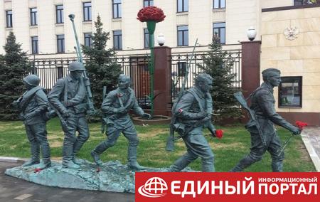 В Москве согнули памятник Они сражались за родину