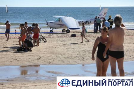В Португалии самолет на пляже сбил людей