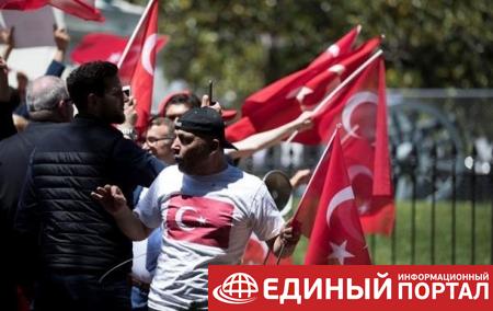 В США предъявили обвинения охранникам Эрдогана, избившим митингующих