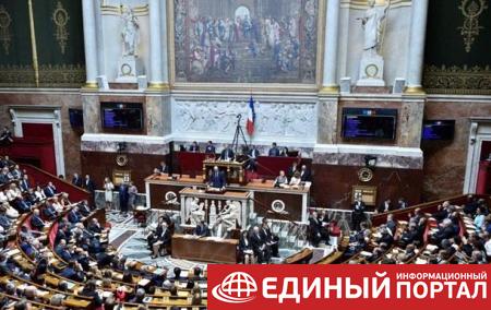 Во Франции депутатам парламента запретили брать на работу родственников