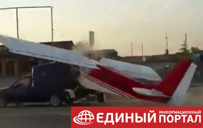 В Чечне самолет врезался в автомобиль