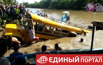 В Никарагуа автобус въехал в реку: девять погибших
