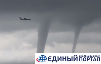 В Сочи самолет зашел на посадку среди торнадо