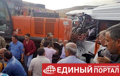 В Турции кран упал на автобус: семь жертв