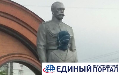 Житель Новосибирска пытался "зарубить" памятник Николаю II