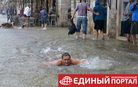 В Хорватии турист проплыл по затопленным улицам