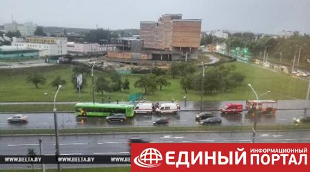 В Минске ветер перевернул остановку, есть пострадавшие