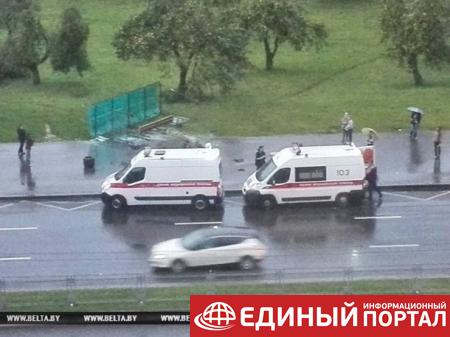 В Минске ветер перевернул остановку, есть пострадавшие