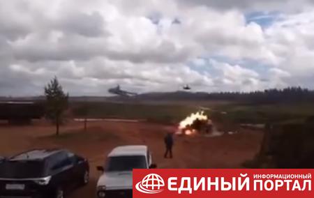 В РФ на учениях вертолет пустил ракеты по зрителям